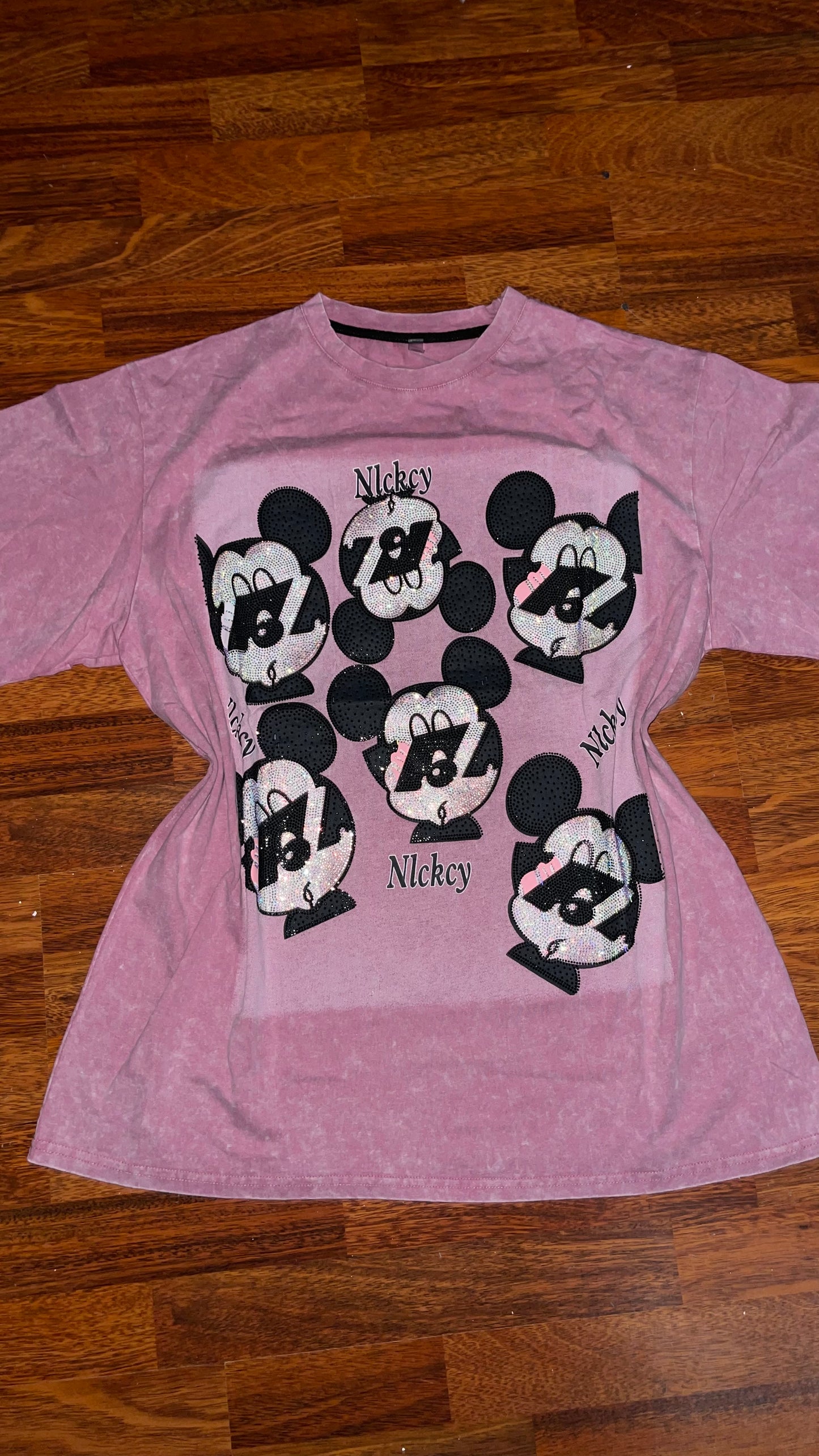 T0067-Camiseta Oversize Con pedreria sin ningun estampado en la parte de stras