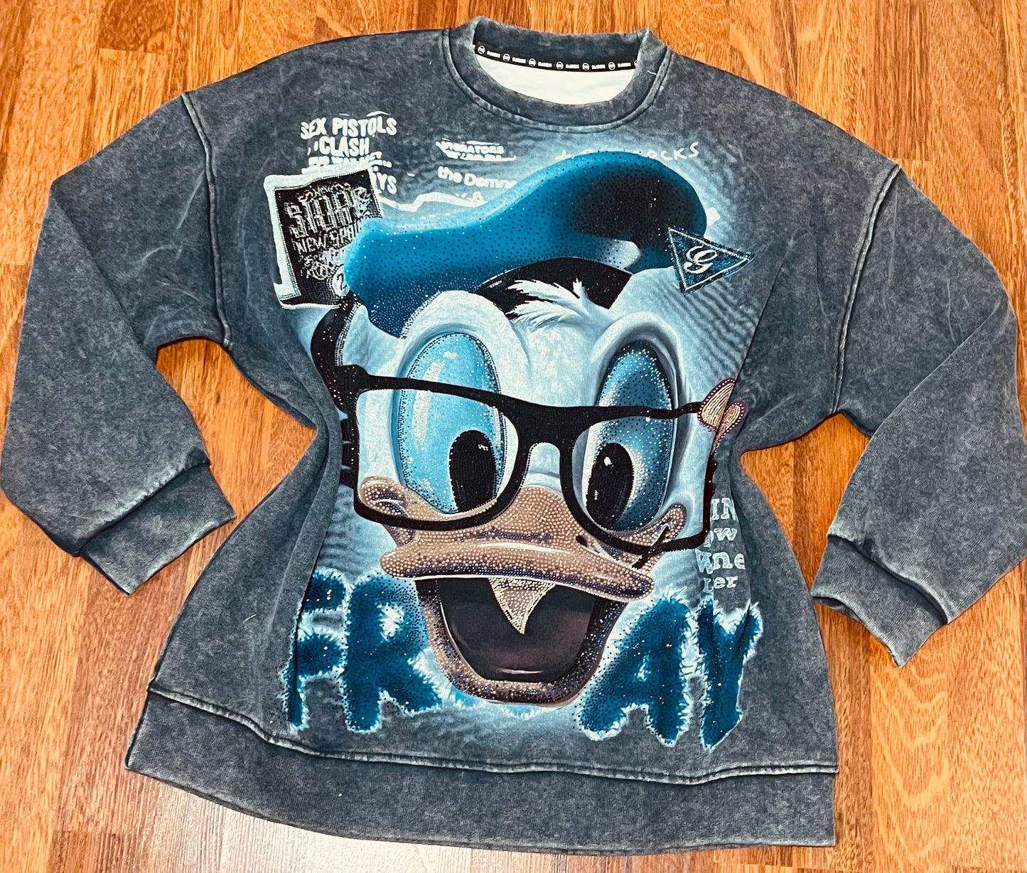 V009-Beautiful oversized sweater with rhinestones