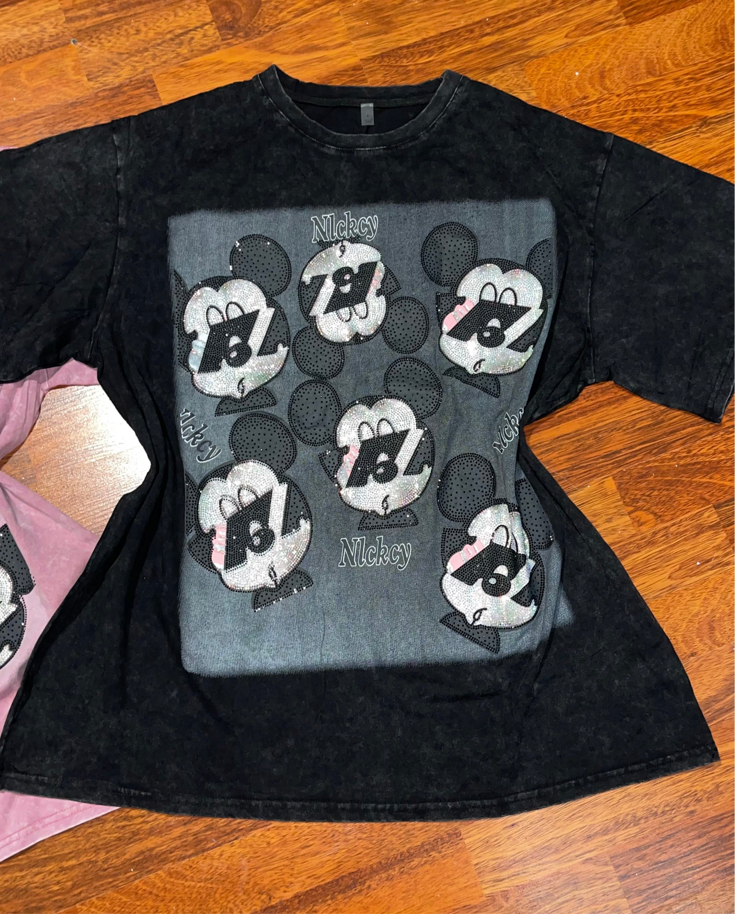 T0067-Camiseta Oversize Con pedreria sin ningun estampado en la parte de stras