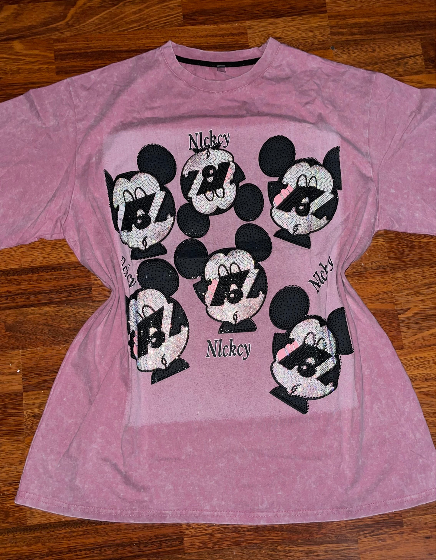 T0067-Camiseta Oversize Con pedreria sin ningun estampado en la parte de stras