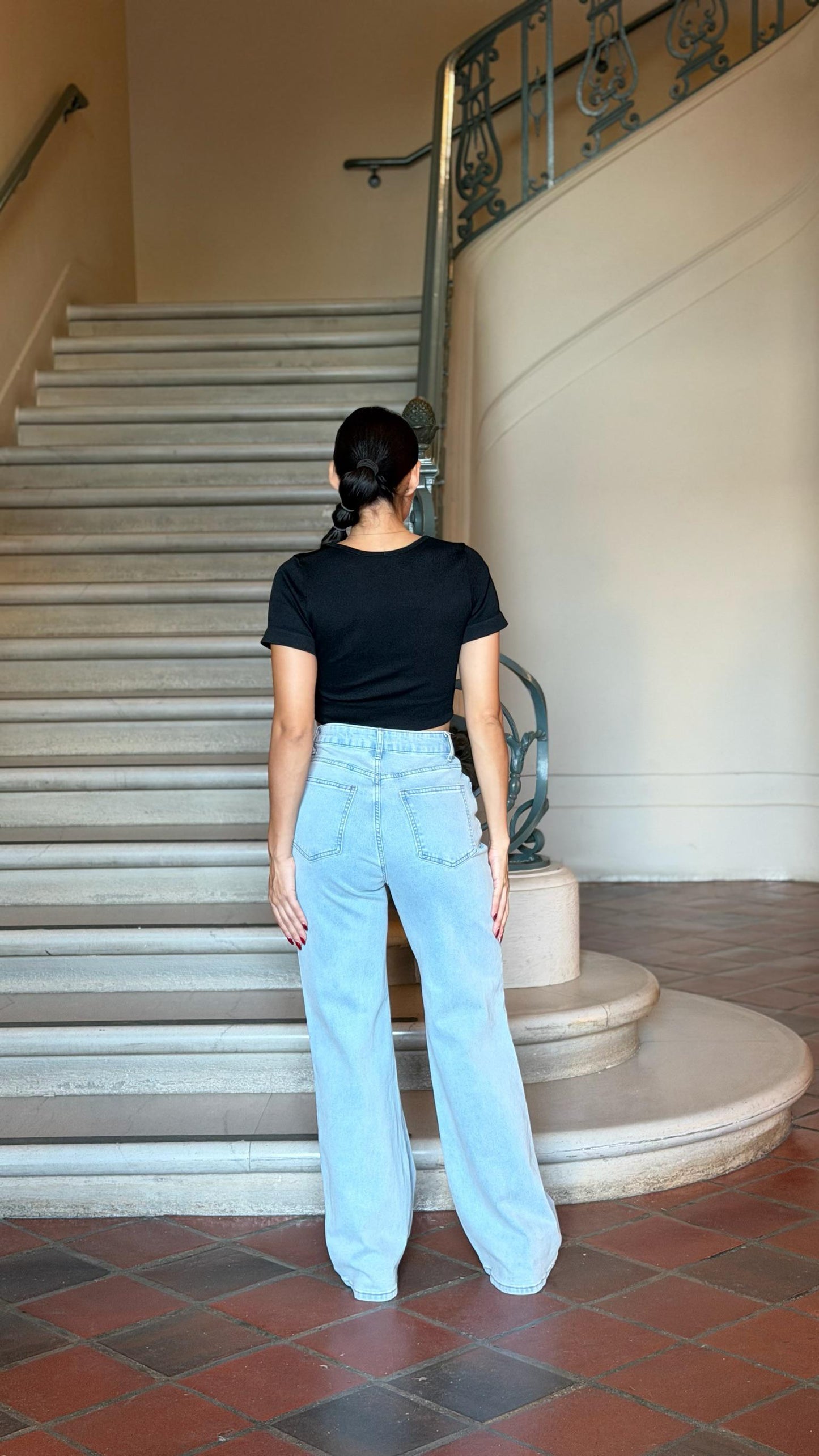 Jenny009-Beautiful high-waisted ripped jeans with a print.